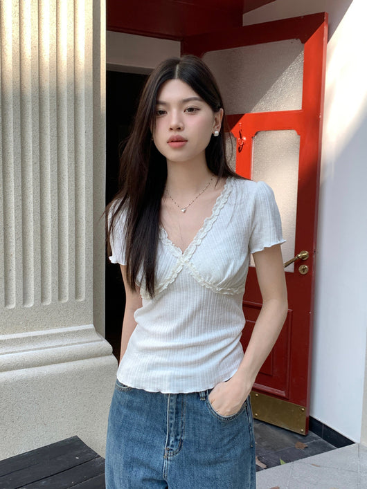 Blusa Crop Top Ajustada con Encaje y Cuello en V - Image 37