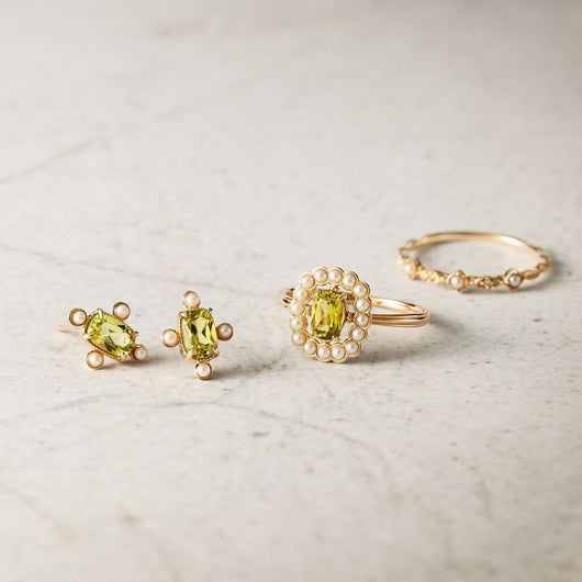 Anillo de Plata con Perla de Agua Dulce y Peridoto Baguette - Image 2