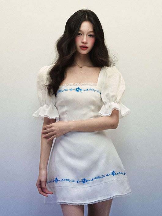 Vestido de Lino Blanco con Bordado Azul y Cuello Generoso - Manga Corta Verano - Image 10