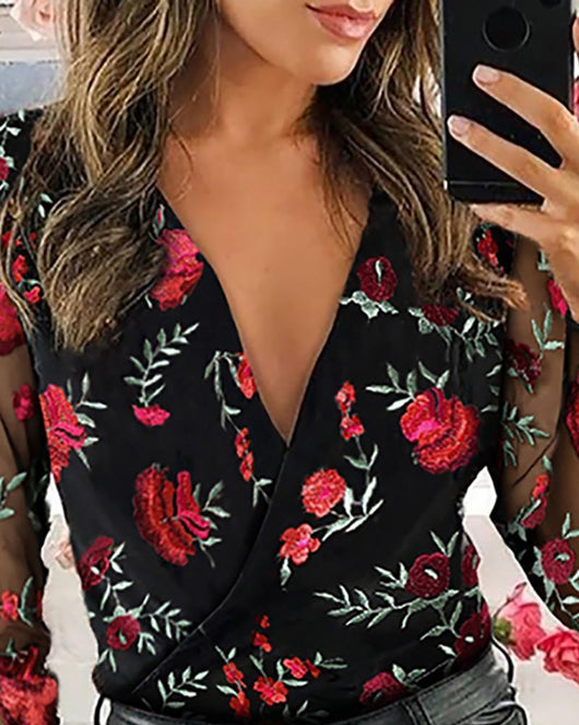 Camisa de Cuello V con Bordados y Detalles de Malla - Image 3