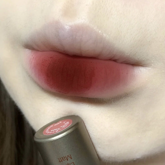 Labial Mate Velvet Tubo Plateado - Tono Leche Té Baja Saturación - Image 5