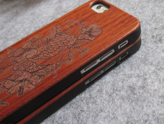 Funda para móvil con tallado en madera artesanal - Image 2