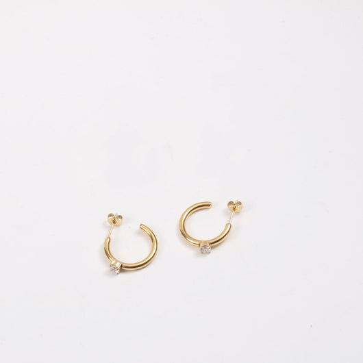 Aretes C con Circón en Acero Titanio Chapado en Oro 18K - Image 7