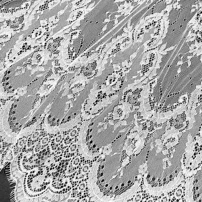 Conjunto de Encaje con Pestaña y Tela de Encaje en Negro y Blanco - Image 6