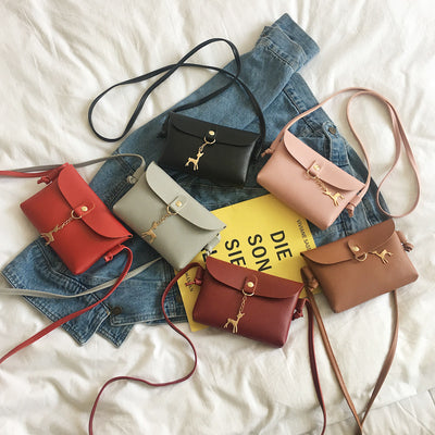 Funda Minimalista para Celular con Colgante de Venado Metálico - Image 3