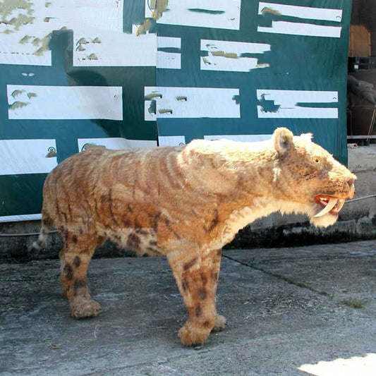 Réplica de Tigre Dientes de Sable en Fibra de Vidrio con Pelaje Realista