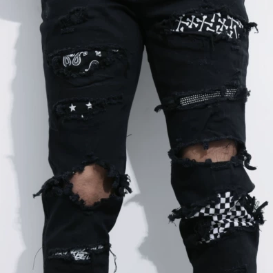 Jeans Slim Fit Cuadros Blanco y Negro con Detalles Rotos y Puños Elásticos - Image 4