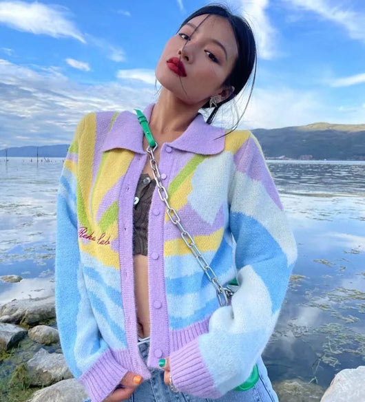 Chaqueta Tejida para Mujer con Bordado de Letras y Óleo Colorido - Image 10