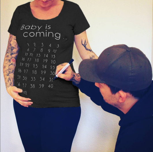 Maternidad con Estilo: Playera de Huellitas Divertidas - Image 9