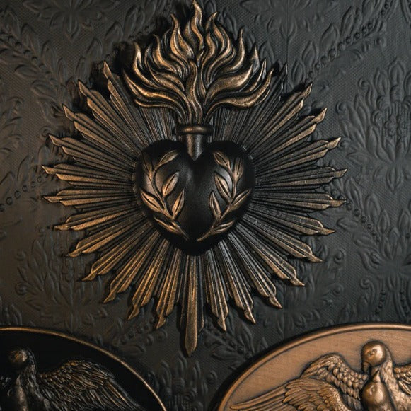Ornamento Decorativo Corazón Sagrado en Relieve de Resina