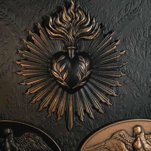 Ornamento Decorativo Corazón Sagrado en Relieve de Resina - Image 2