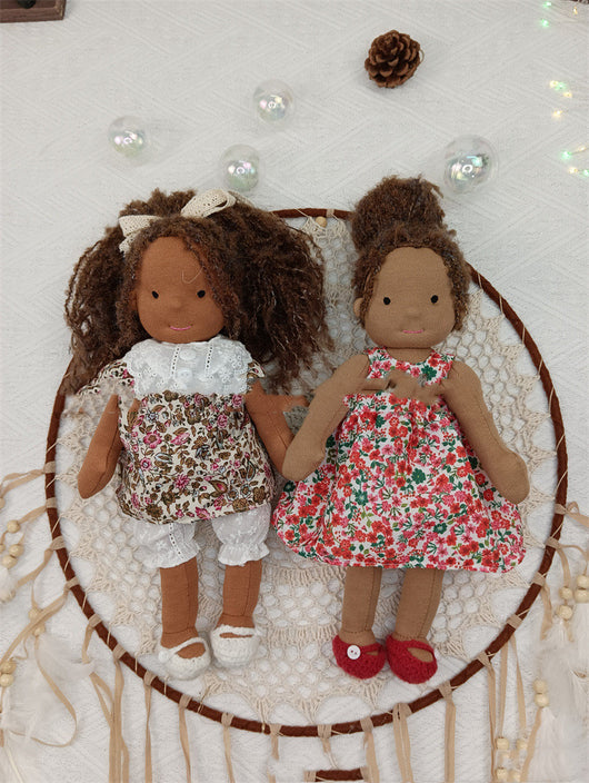 Muñeca Waldorf Artesanal de Peluche - Niña con Cabello Largo - Image 5