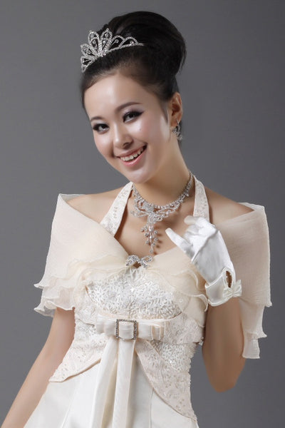 Vestido de Novia Blanco Elegante con Encaje y Chal Delicado - Image 12