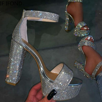 Sandalias con tacón cuadrado y detalles de cristales