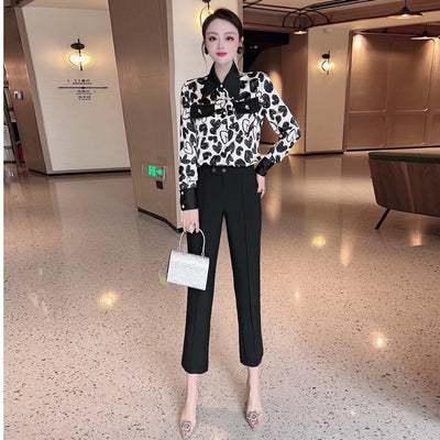 Conjunto de Dos Piezas: Blusa Cropped con Estampado de Corazones y Pantalón