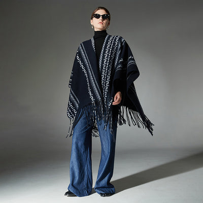 Chal Étnico Azul Marino con Borlas y Tejido Jacquard - Image 3