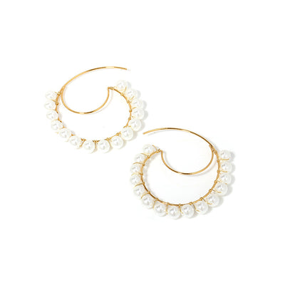 Aretes de Perlas Completas Big C con Ganchos Dorados - Diseño Minimalista - Image 3