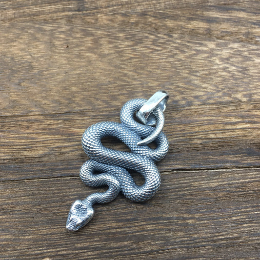 Anillo de Calavera en Plata Esterlina con Colgante de Serpiente Python