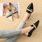 Zapato de Tacón Puntiagudo con Hebilla de Cinturón Elegante