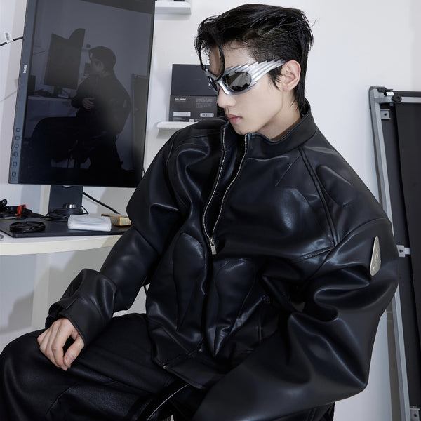 Chaqueta de Cuero con Diseño Gráfico Metálico