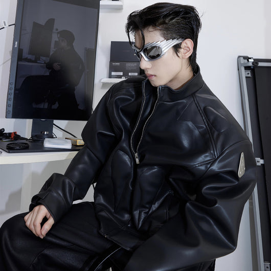 Chaqueta de Cuero con Diseño Gráfico Metálico