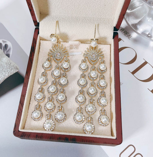 Aretes Colgantes de Circón con Detalle de Flecos Perlados - Image 3