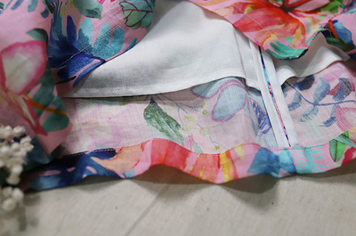 Blusa Literaria de Algodón y Lino con Cuello en V para Viajeras - Image 19