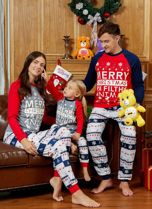 Conjunto Familiar Navideño con Estampado de Cartas y Cuello Redondo