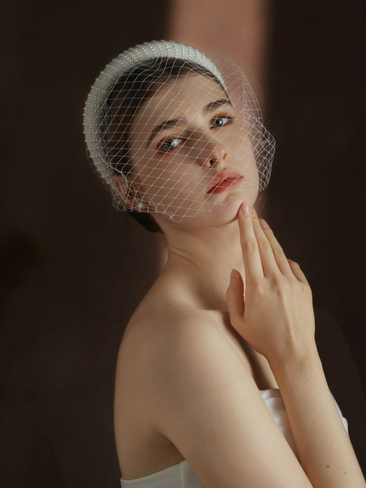 Velo Nupcial Estilo Audrey Hepburn Blanco Vintage con Cuentas y Malla Grande - Image 7