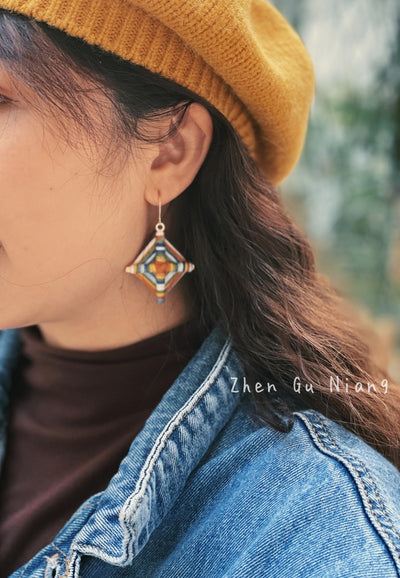 Aretes Tejidos Diamante Tonos Morandi Hechos a Mano - Image 3