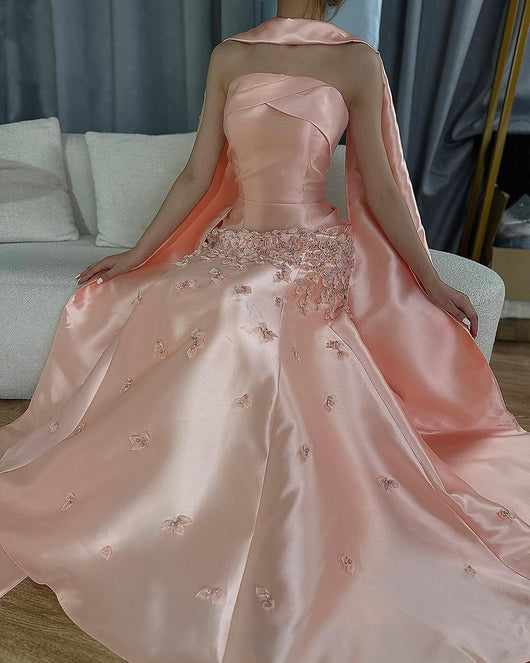 Vestido de Fiesta Elegante con Corpiño de Satén y Chal Largo Tostado - Image 8