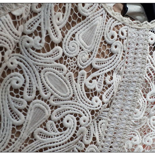 Vestido de Encaje con Mangas Acampanadas - Image 3