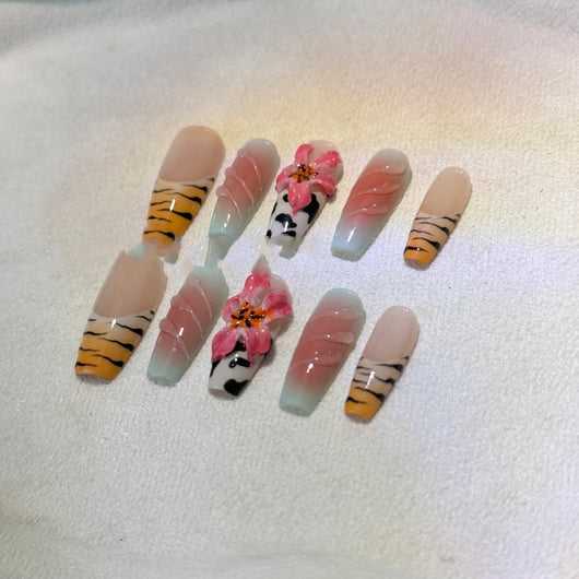 Uñas Artísticas Pintadas a Mano con Patrón Cebra y Lirio Tallado - Atmósfera Verano - Image 2