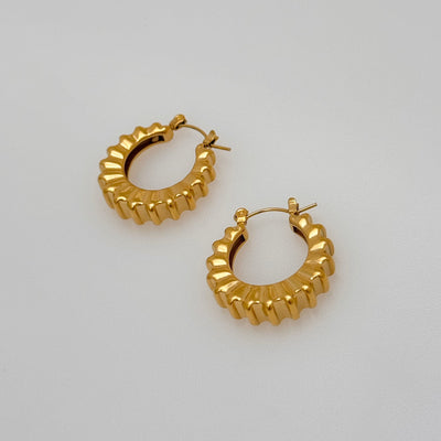 Aretes Vintage de Acero Titanio Chapado en Oro 18K con Diseño de Engranaje - Image 7