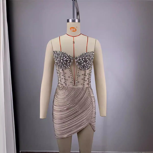 Vestido Mini Ajustado con Hombros Descubiertos y Detalles de Diamantes