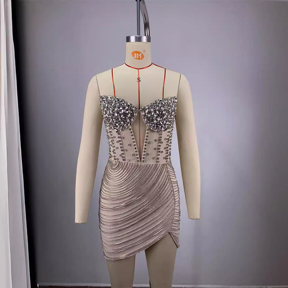Vestido Mini Ajustado con Hombros Descubiertos y Detalles de Diamantes