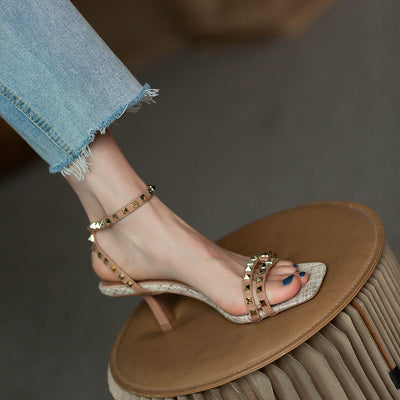 Sandalias Tacón Stiletto con Remaches - Versátiles y Elegantes