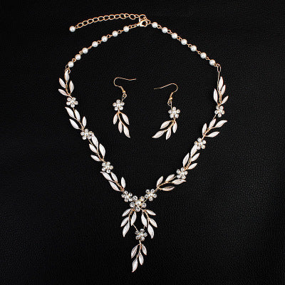 Juego de Joyas Nupcial de Tres Piezas: Aretes, Collar y Pulsera en Aleación Chapada