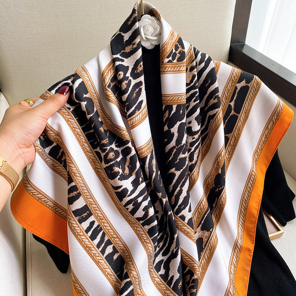 Pañuelo de Seda Estampado Leopardo - Accesorio Versátil para Cualquier Ocasión