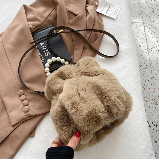 Bolso Mensajero de Peluche con Perlas para Mujer - Diseño Trendy e Instagrameable - Image 3