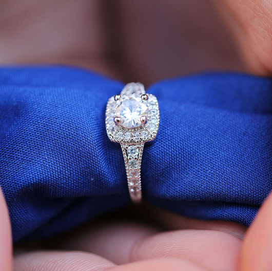Anillo de Compromiso Clásico con Circonita de Cuatro Puntas - Joyería Elegante para Mujer - Image 5