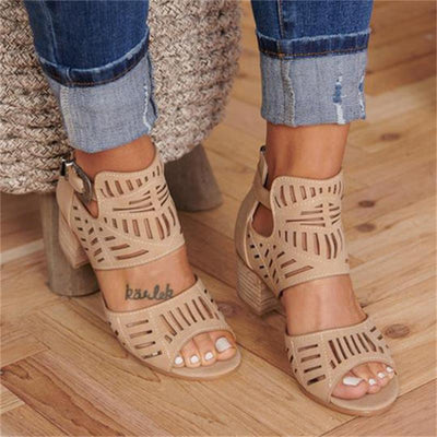 Sandalias de Tacón Tallado con Calados Decorativos
