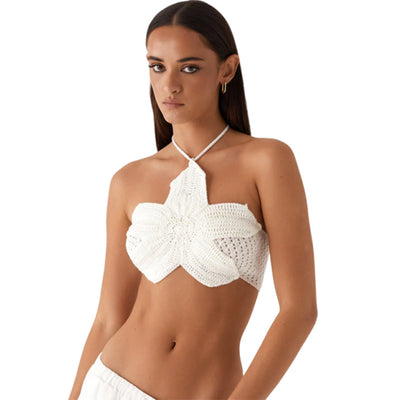 Camiseta Tejida con Escote Halter y Detalles Recortados en Encaje - Image 9