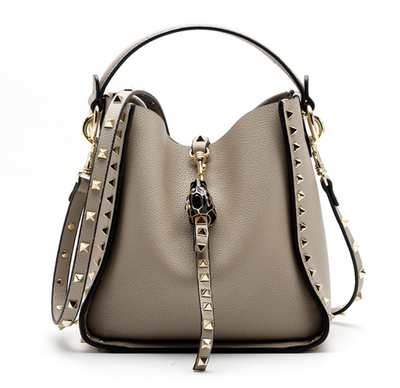 Bolso Bucket de Cuero Genuino con Cabeza de Leopardo y Tachas - Image 4