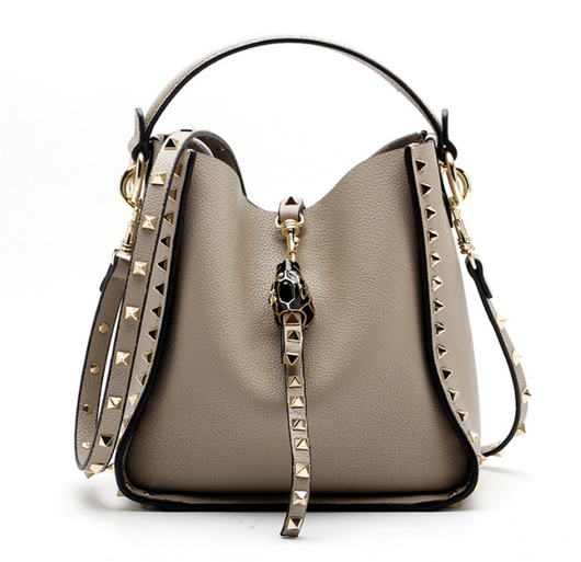 Bolso Bucket de Cuero Genuino con Cabeza de Leopardo y Tachas - Image 4