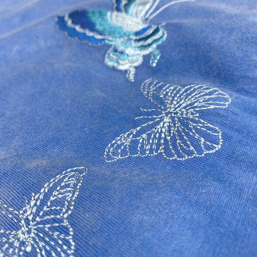 Playera Cuello Redondo Manga Corta con Bordado de Mariposa para Hombre - Image 4