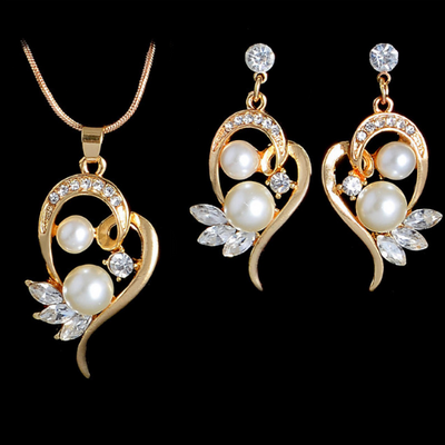 Gold-toned heart-shaped necklace and dangle earrings set with clear rhinestones and faux pearls. - Image 12