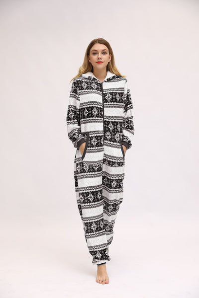 Pijama Navideño de Franela para Dama con Diseño de Venado y Copo de Nieve - Image 3