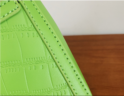 Bolso Bandolera de Textura Premium con Diseño Versátil - Image 8