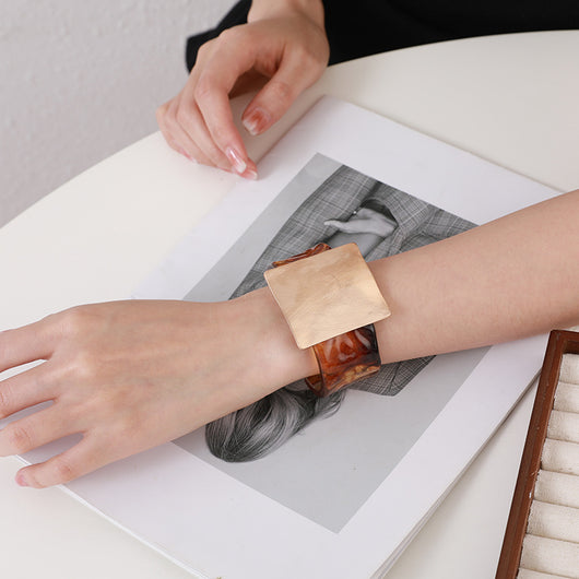 Pulsera Cuadrada Geométrica en Metal Cepillado - Diseño Elegante y Minimalista - Image 11